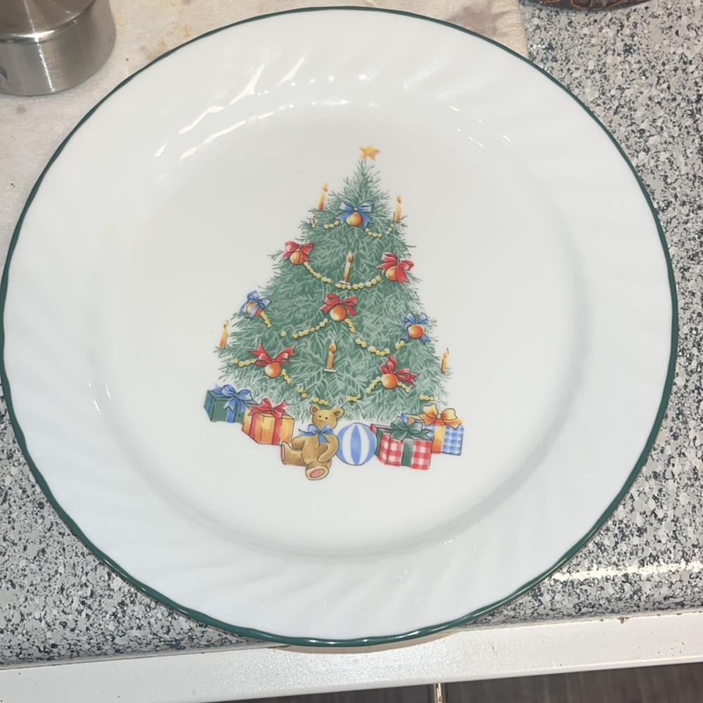 Vintage Corelle by Corning Christmas 🎄 plate set. EUC!